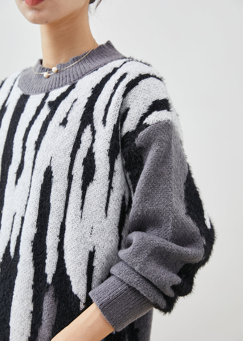 Well Tailored Pullover with a Graceful Silhouette