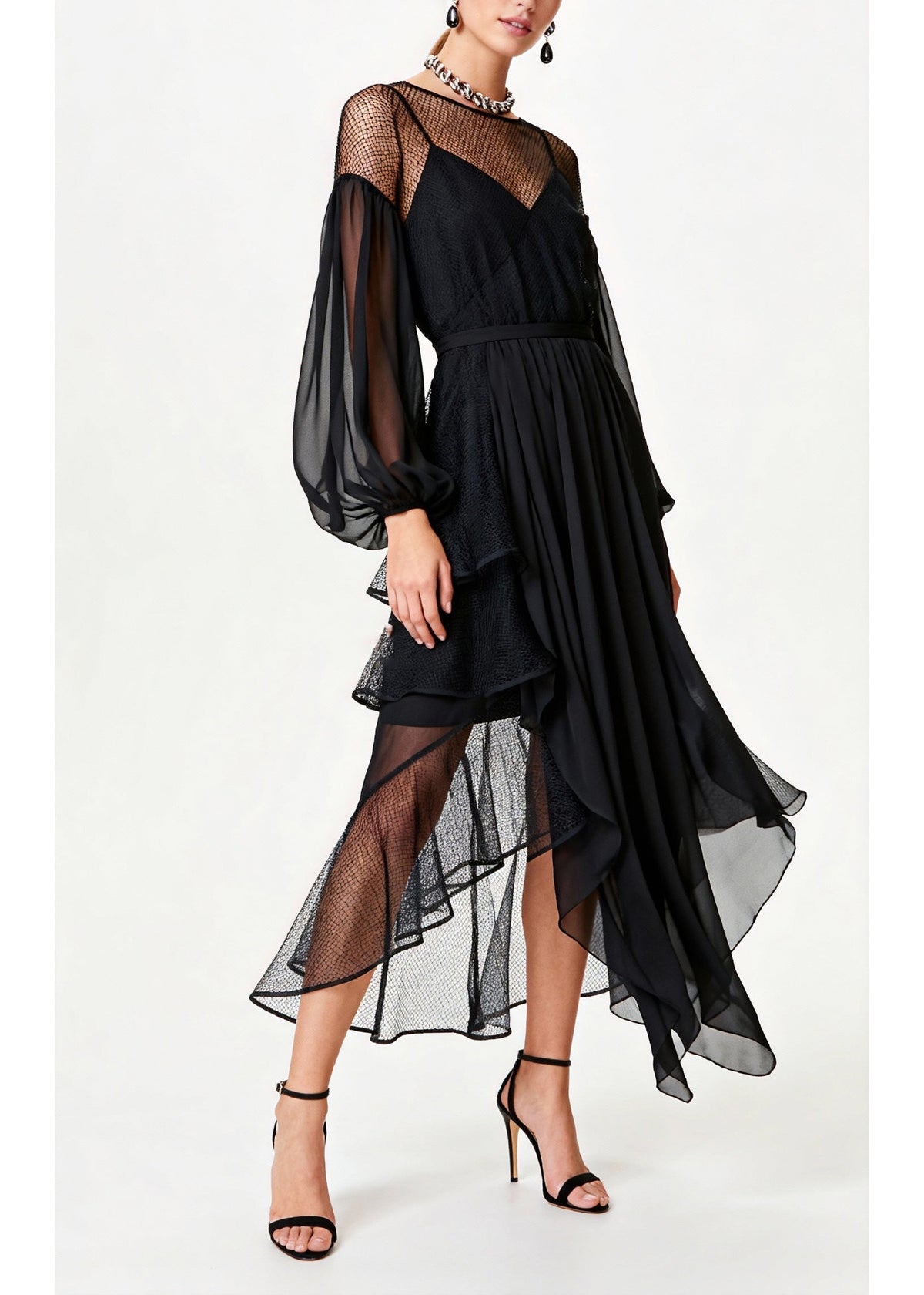 Well Tailored Dress with a Graceful Silhouette