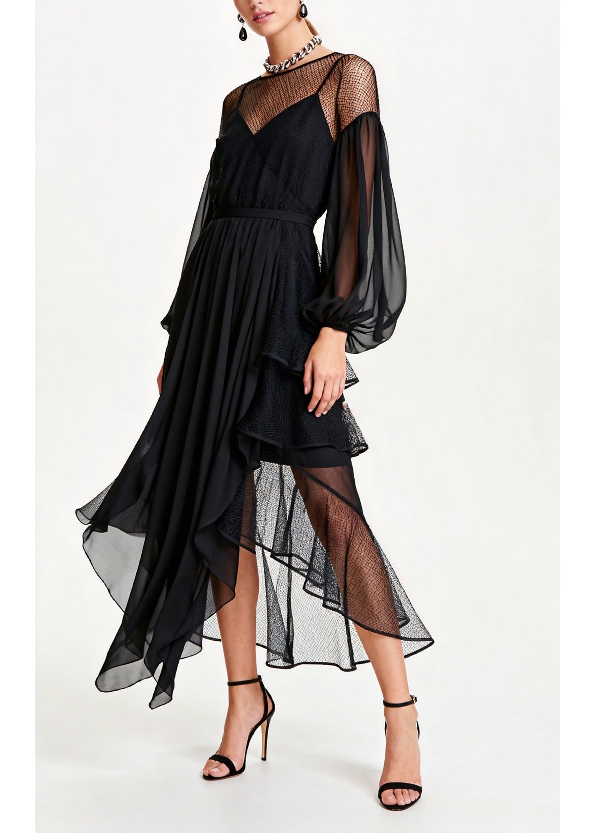 Well Tailored Dress with a Graceful Silhouette