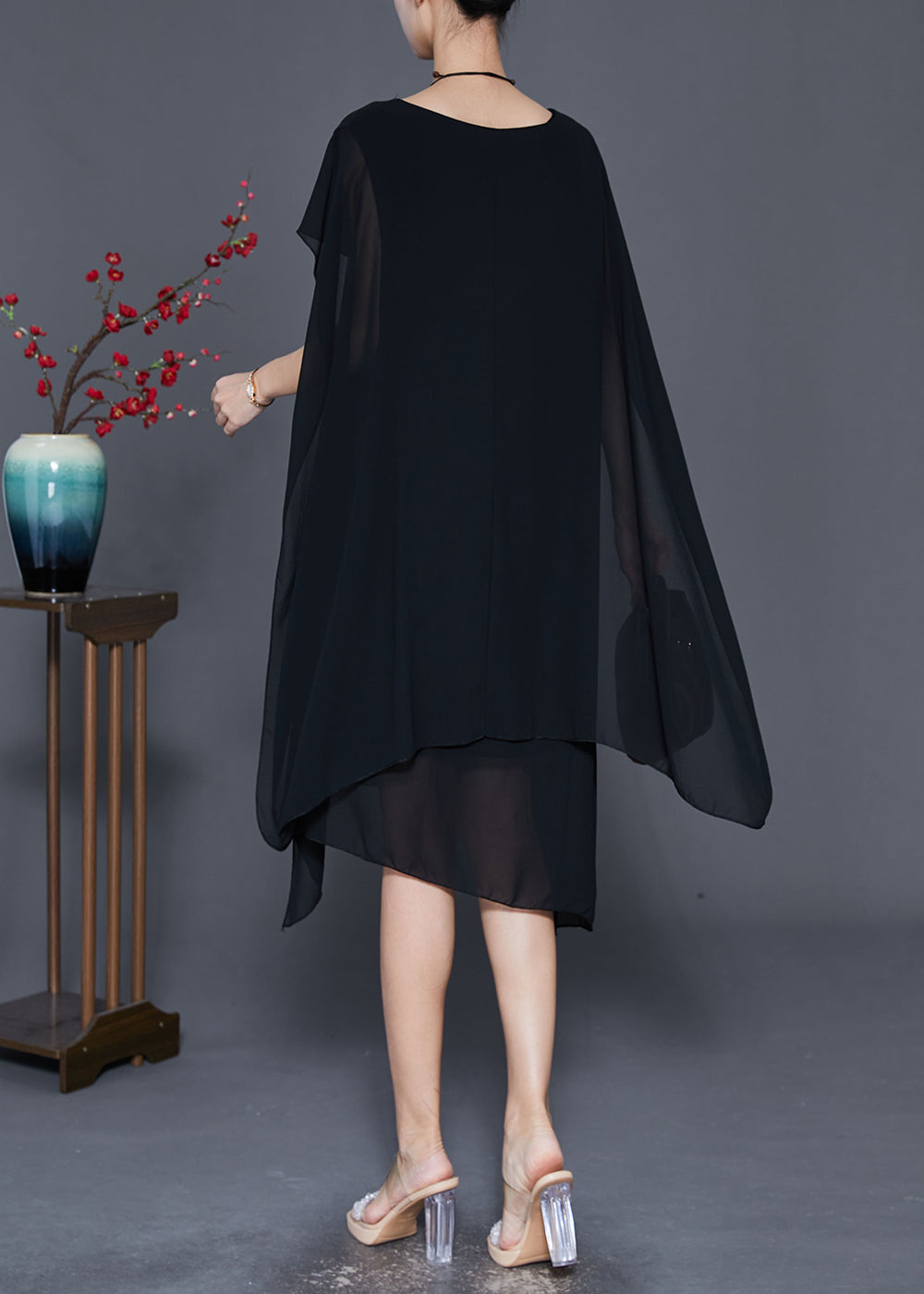 Beautifully Finished Dress in a Timeless Design