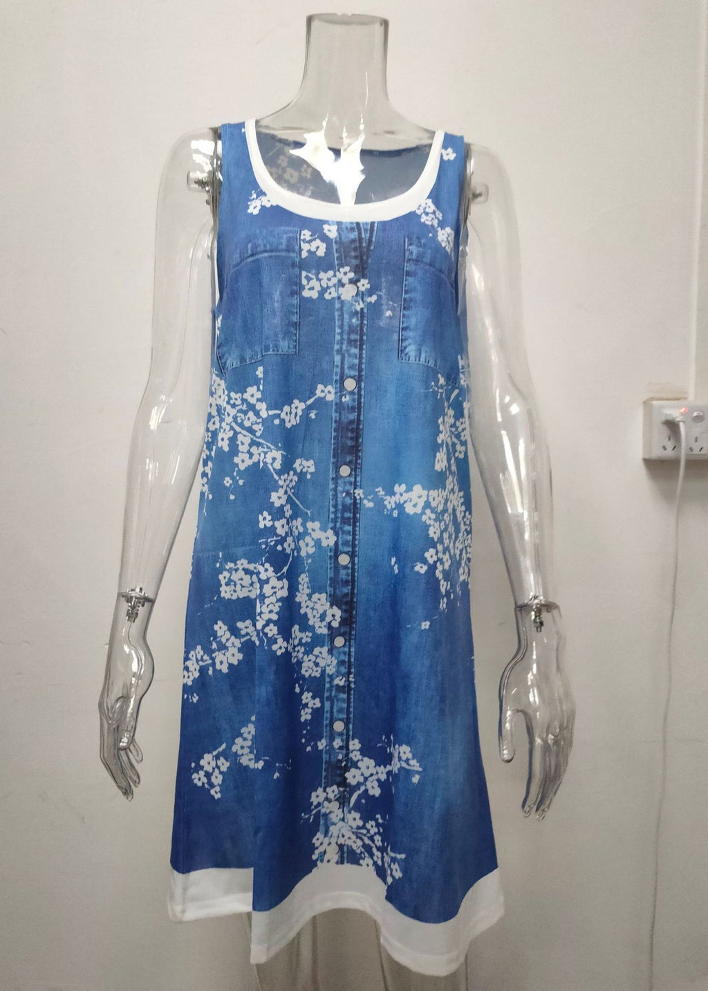 Beautifully Finished Dress in a Timeless Design