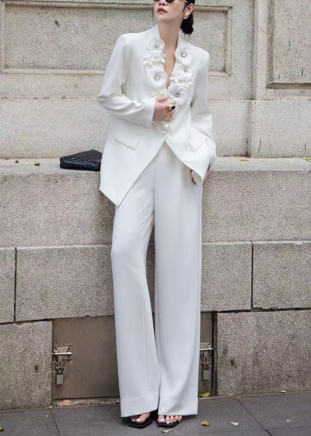 Effortlessly Elegant Pants with a Timeless Design
