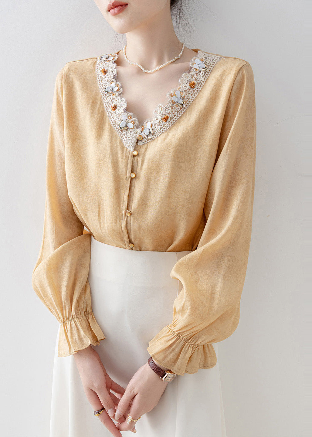 Well Tailored Blouse with a Graceful Silhouette