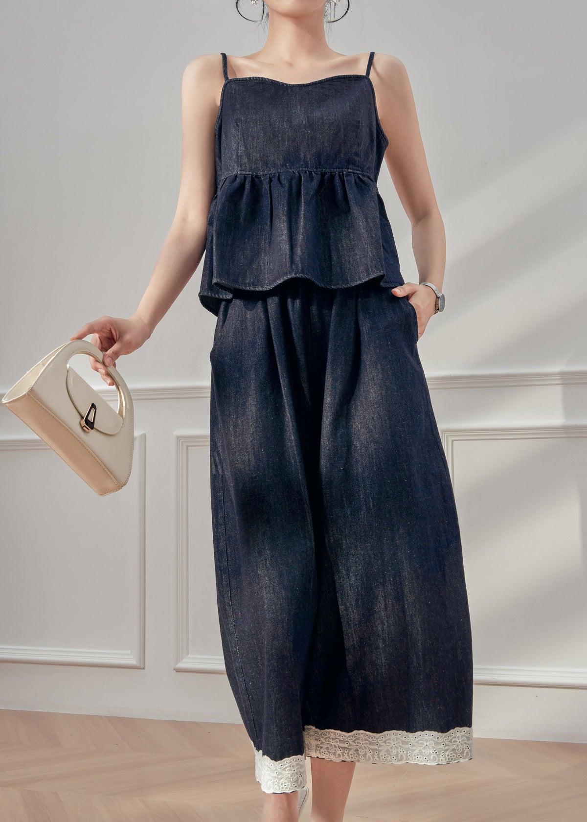 Effortlessly Elegant Pants with a Timeless Design