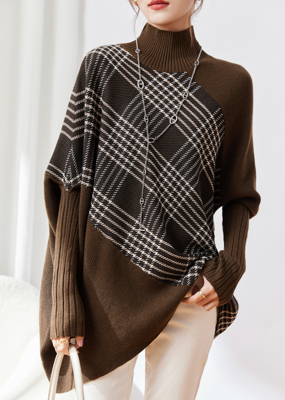 Well Tailored Sweater with a Graceful Silhouette