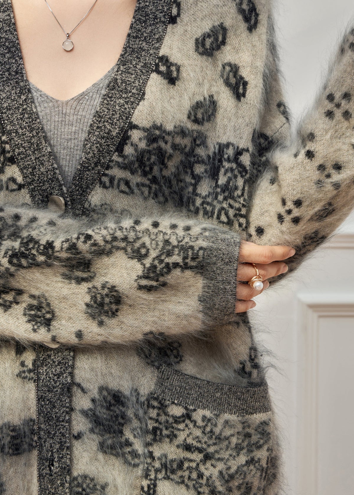 Effortlessly Elegant Cardigan with a Timeless Design