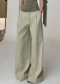 Effortlessly Elegant Pants with a Timeless Design