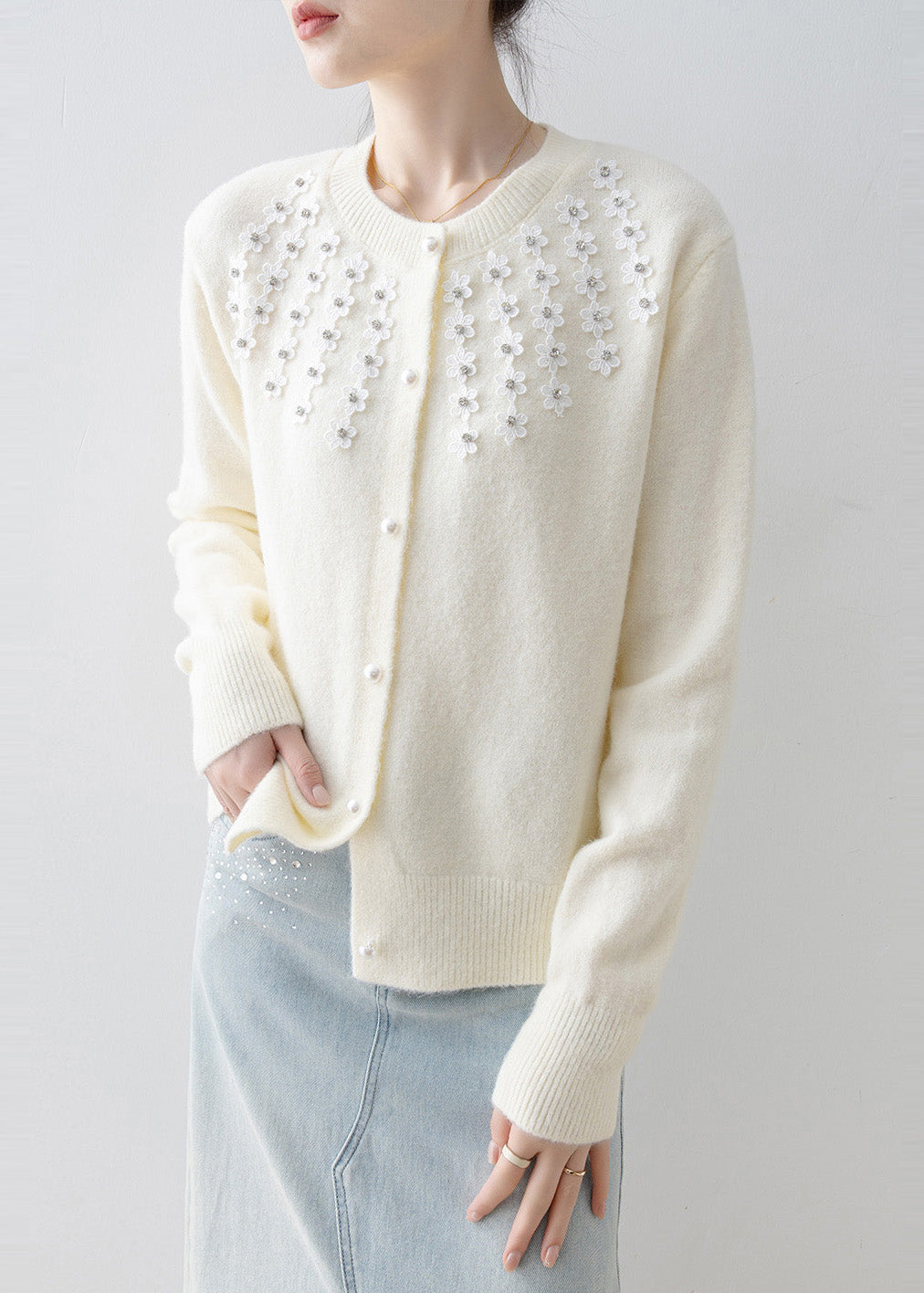 Well Tailored Cardigan with a Graceful Silhouette