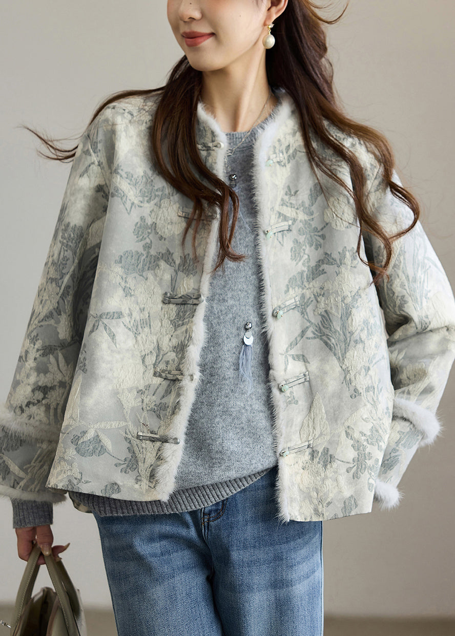 Well Tailored Coat with a Graceful Silhouette